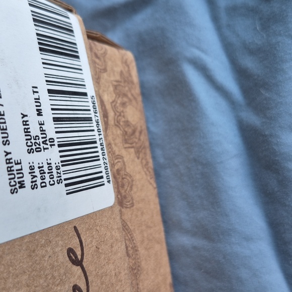 NEW IN BOX. BAND OF THE FREE beige suede slides with rose gold edges. - Picture 3 of 4